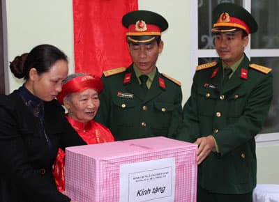 Trao nhà tình nghĩa tặng mẹ liệt sĩ