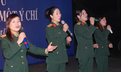 Giao lưu văn nghệ “ Quân với dân một ý chí”.