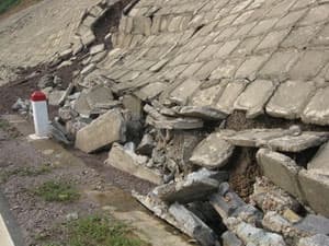 Sập công trình bờ kè, một nữ công nhân bị vùi lấp