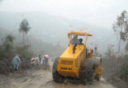 Thi công khu vực an táng Đại tướng Võ Nguyên Giáp trong mưa