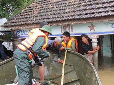 Quân đội nỗ lực giúp dân vùng lũ miền Trung