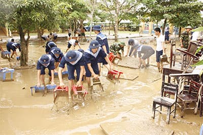 Vùng 3 Hải quân giúp dân khắc phục mưa lũ
