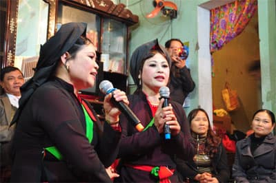 Hàng vạn du khách trảy Hội Lim