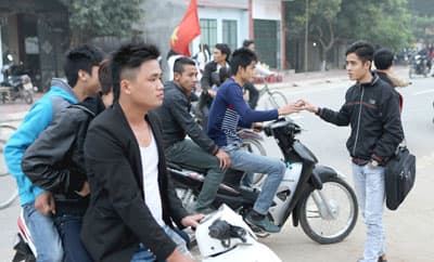 Hình ảnh chưa đẹp trong ngày giao nhận quân