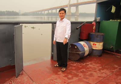 Bộ đội Hải quân cứu người nhảy cầu tự tử