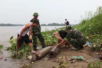 Xử lý thành công hai quả bom tại bờ kè sông Hậu