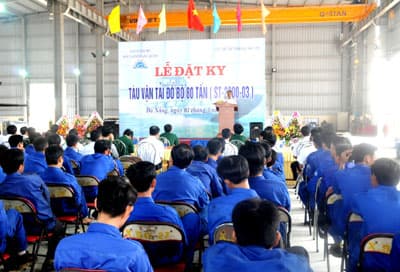 Công ty TNHH MTV đóng và sửa chữa tàu Hải Sơn: Đặt ky tàu vận tải đổ bộ 80 tấn (ST-2300)