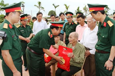 Bộ Quốc phòng: Trao tiền hỗ trợ xây dựng Nhà tưởng niệm Đại tướng Chu Huy Mân