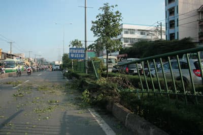 Xe đầu kéo đâm nát hơn 10 mét dải phân cách
