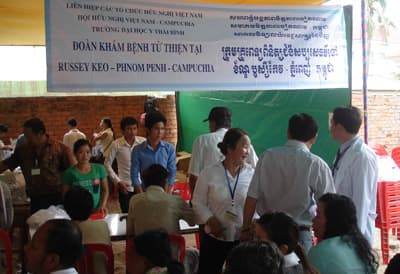 Gần 6.000 người dân Cam-pu-chia được đoàn bác sĩ Việt Nam khám bệnh, phát thuốc miễn phí
