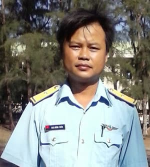 Thiếu úy Thái Hồng Tuấn dũng cảm cứu bé gái bị sóng biển nhấn chìm