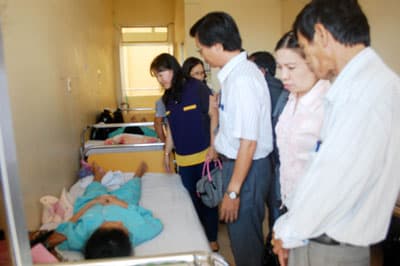 Hỗ trợ gần 70 triệu đồng cho các nạn nhân vụ tai nạn xe khách tại Khánh Hòa