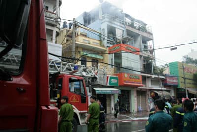 Dập tắt đám cháy lớn tại cửa hàng 4 tầng