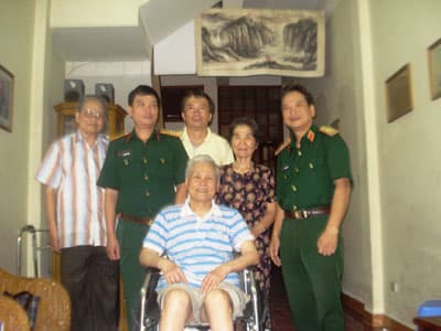 Báo QĐND thăm, tặng quà nguyên phóng viên, cộng tác viên cao tuổi