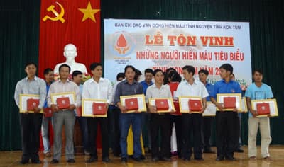 Kon Tum: Tôn vinh 151 tập thể và cá nhân hiến máu tiêu biểu năm 2013