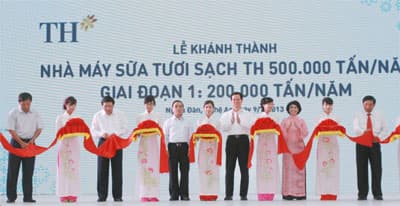 Thủ tướng Nguyễn Tấn Dũng và Thủ tướng Lào Thoong-sỉnh Thăm-mạ-vông cắt băng khánh thành