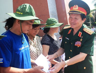 Tổ chức lễ dâng hương và tặng quà các đối tượng chính sách.