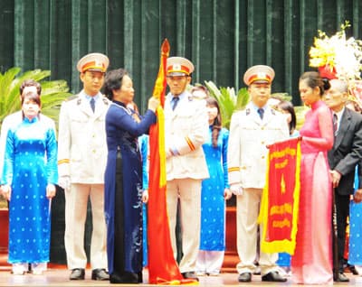 Đón nhận danh hiệu Anh hùng LLVT nhân dân Ban Giao bưu vận và Ban Thông tin liên lạc Trung ương Cục miền Nam
