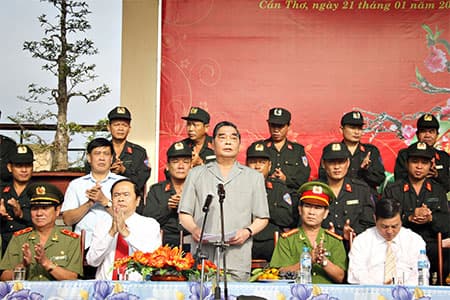 Đồng chí Lê Hồng Anh thăm, làm việc với Trung đoàn CSCĐ Tây Nam Bộ