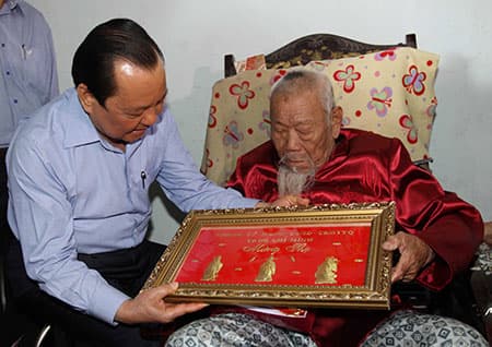 TP Hồ Chí Minh: Lãnh đạo thành phố tặng quà các đối tượng chính sách
