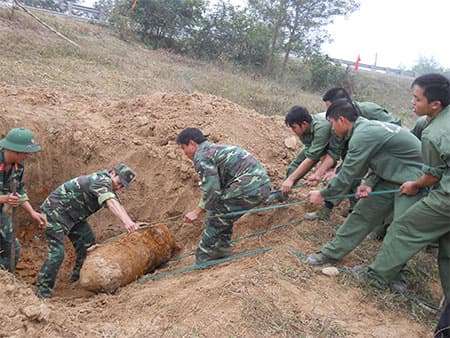 Phát hiện và xử lý an toàn 2 quả bom 750 bảng Anh