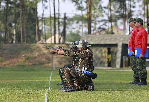 Đội tuyển bắn súng quân dụng các nước luyện tập chờ ngày khai cuộc