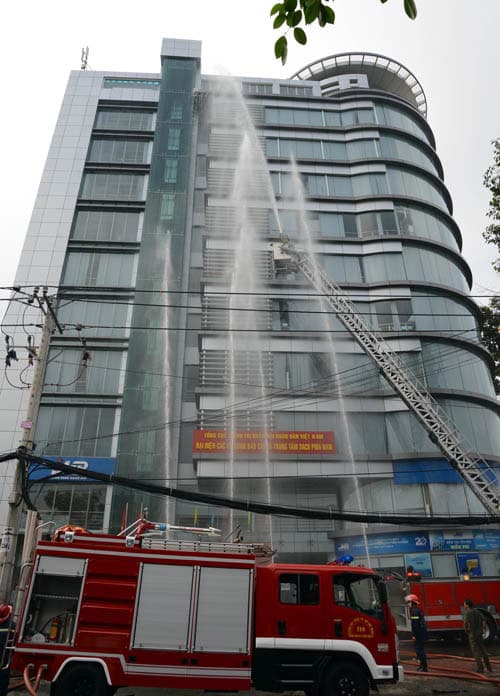 Đại diện các cơ quan báo chí quân đội và Trung tâm sách phía Nam diễn tập phòng cháy chữa cháy