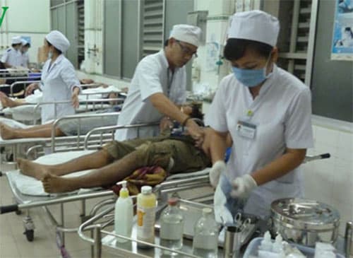 Lật xe khách giường nằm trong đêm, 15 người bị thương