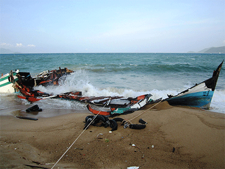 Khánh Hòa: Một tàu du lịch bị sóng đánh vỡ nát