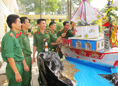 Đảng viên trẻ khéo tay, say học tập