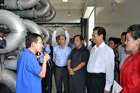 Thủ tướng Nguyễn Tấn Dũng thăm, chúc tết Công ty TNHH Xử lý chất thải rắn Việt Nam