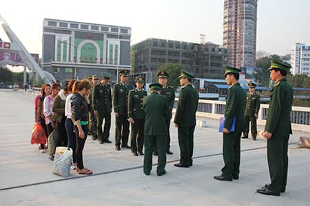 Công an biên phòng Trung Quốc trao trả nạn nhân được giải cứu