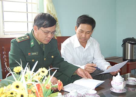 Chuyện về Phó bí thư Đảng ủy xã mang quân hàm xanh