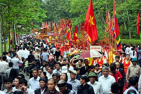 Muôn trái tim hướng về nguồn cội