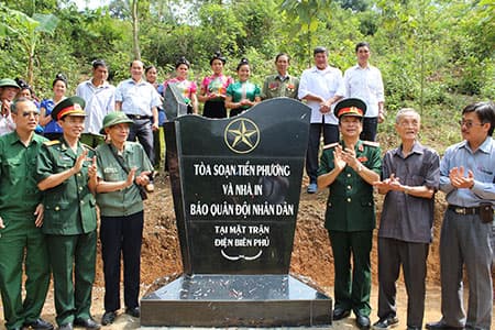 Đặt bia di tích Tòa soạn tiền phương và Nhà in Báo QĐND trong Chiến dịch Điện Biên Phủ