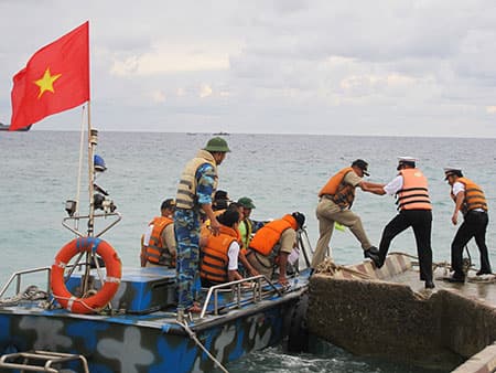 Hải quân Việt Nam và Phi-líp-pin giao lưu trên đảo lần đầu tiên