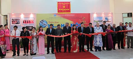 Khai mạc Triển lãm “15 năm Hà Nội - Thành phố vì hòa bình”