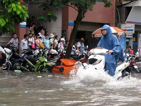 Nhiều vùng trên cả nước có mưa dông, khu vực Nam bộ đề phòng tố lốc