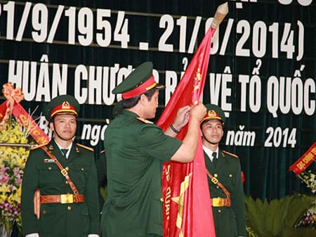 Đón nhận Huân chương Bảo vệ Tổ quốc hạng Ba