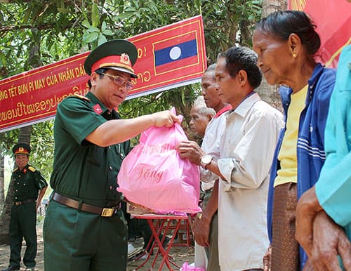 Quân khu 5: Tặng quà, khám bệnh và cấp thuốc cho nhân dân hai nước bạn Lào và Cam-pu-chia