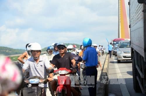 Xe ô tô bốc cháy, gây ùn tắc trên cầu Bãi Cháy