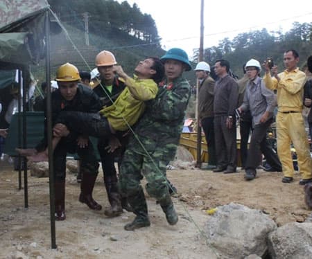 12 công nhân đã được giải cứu thành công