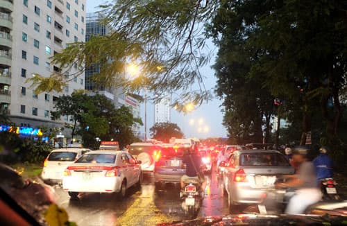 Hà Nội: Mưa dông làm một người thiệt mạng