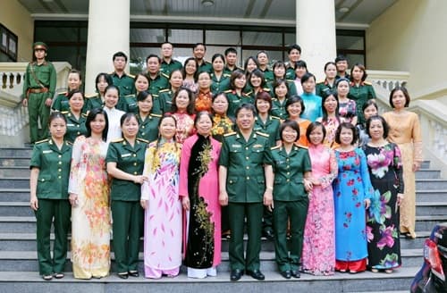 Nét duyên của nữ nhà báo - chiến sĩ