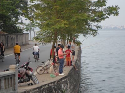 Ngăn chặn nạn câu cá trộm ở Hồ Tây