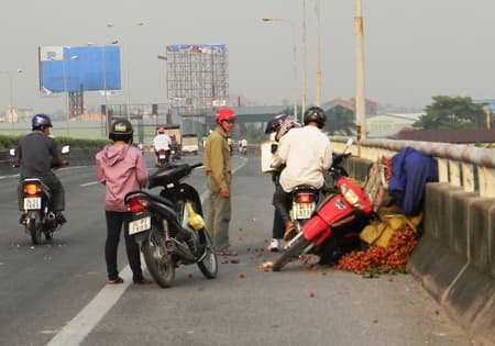 Nhiều người đi ngược chiều trên cầu Phú Lương