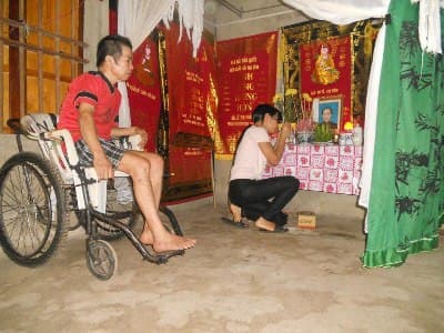 Cô giáo mù và ông bố bại liệt cần sự giúp đỡ