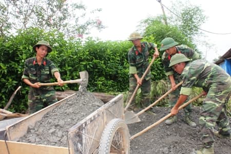 Con đường quân dân làm đẹp nông thôn mới