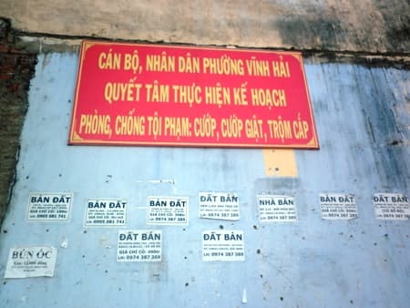 Quảng cáo bôi bẩn phố phường?