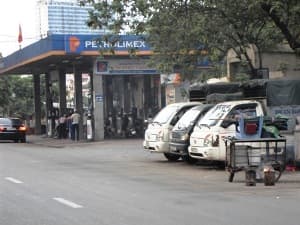 Bếp lò kề cây xăng
